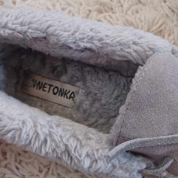 Minnetonka Women’s 9 Moccasin Slippers Gray Suede Faux Fur Lined Indoor Outdoor - Picture 2 of 10